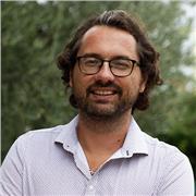 J'enseigne le français à des étrangers qui veulent appendre le français